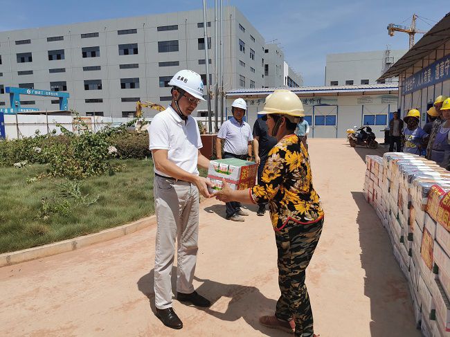 发放慰问品。。。。。。。。王瑾贞 摄（修图）.jpg