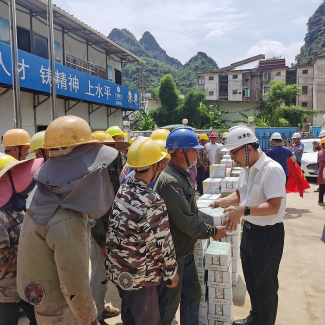 发放慰问品。。。。。。。。陈享 摄（修图）.jpg