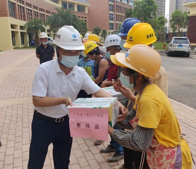 发放慰问品 。。。。。彭永彬 摄（修图）.jpg