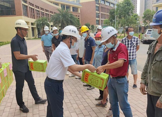 发放慰问品。。。。。彭永彬 摄（修图）.jpg