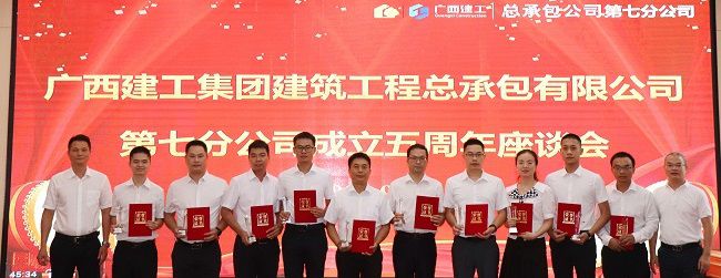 邓少新与获奖职工合影。。。。。。。。周煜川 摄（修图）.jpg