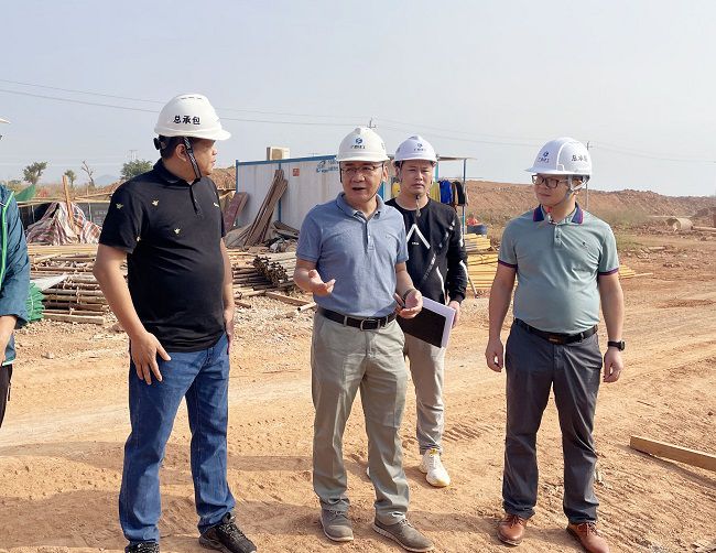 陆烜在现场指导事情。。。。。。。。周煜川 摄（原00000图）.jpg