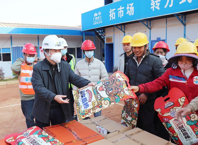 发放慰问品。。。。。。周煜川 摄（修图）.jpg