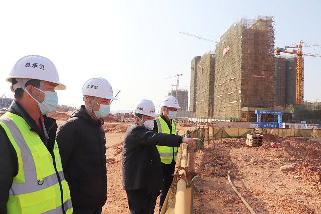 岑廷义在施工现场安排下一阶段要务。。。。。。周煜川 摄（图）(2).jpg