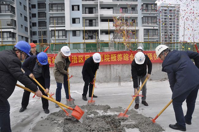 黎平山（右二）与现场嘉宾配合浇筑混凝土。。。。。。王瑾贞 摄（修图）.jpg