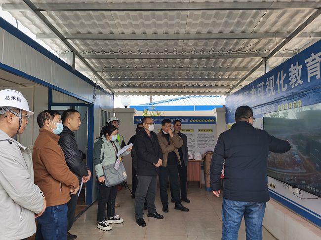 听取项目情形汇报。。。。。。。。彭强 摄（修图）.jpg