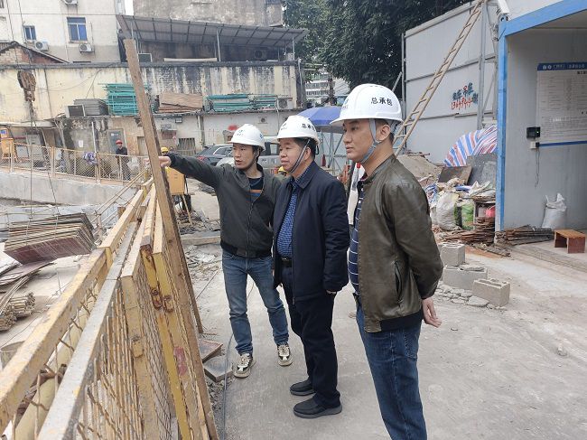 2岑廷义深入现场举行走访。。。。。。覃必英 摄（修图）.jpg