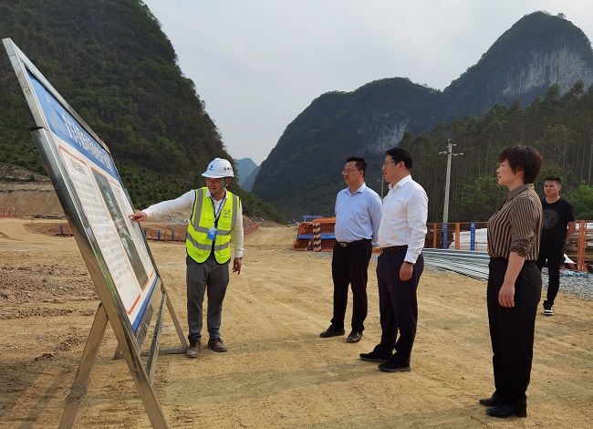 听取事情汇报。。。。。。江家兵 摄（修图）.jpg