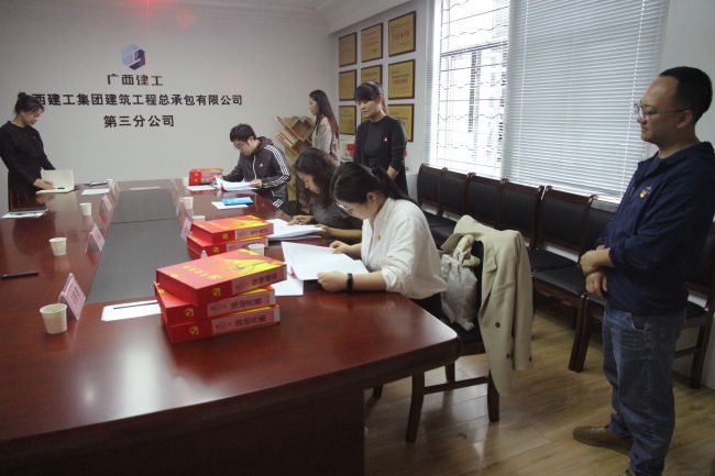 检查资料现场。。。。。。。梁红玉 摄（修图）.jpg