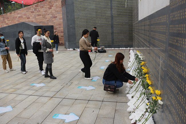 献花。。。。。。。。张钊林  摄（修图）.jpg