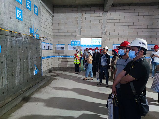 公司员工观摩。。。。。。。。覃桂整 摄（修图）.jpg