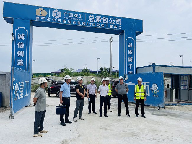 邓少新深入施工现场。。。。。。。。苏卫传 摄（原000图000000000000000）.jpg