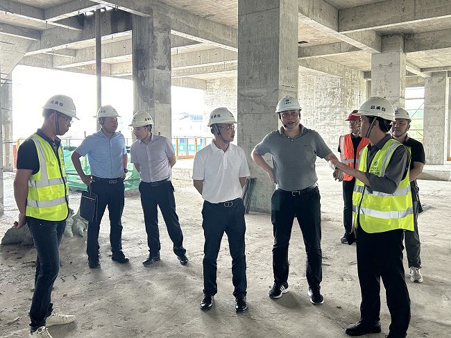 邓少新听取项目认真人做汇报。。。。。。。。蔡怡灵 摄（原图00000000）.jpg