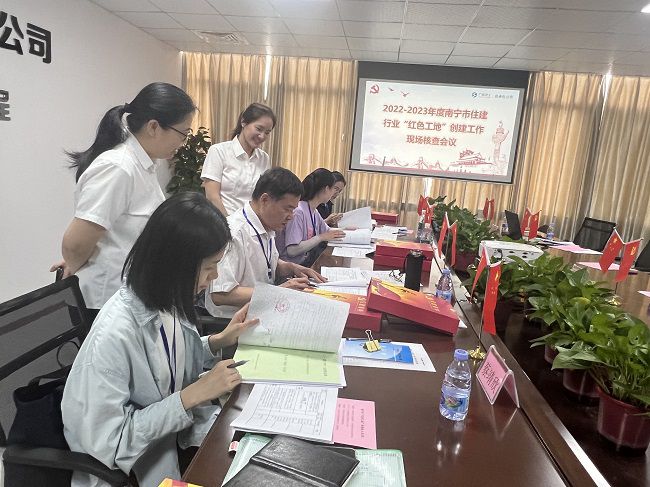 审查党建资料。。。。。。。。卢丽君 摄（修图）.jpg