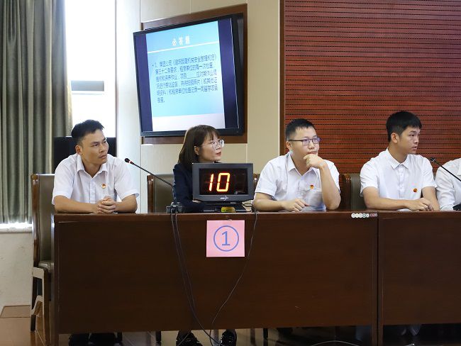 公司才赛步队冷静答题。。。。。。李立云 摄（修图）.jpg