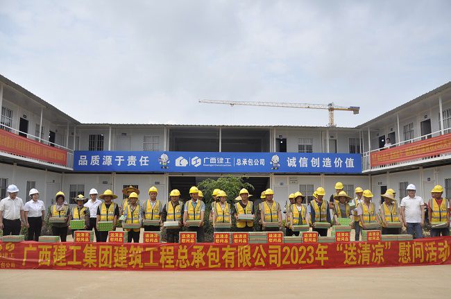 “送清凉”慰问活动合影。。。。。王瑾贞 摄（修图）.jpg