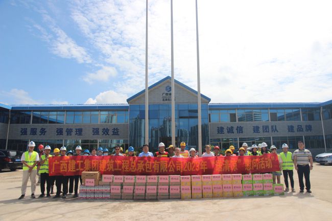 加入活感职员合影。。。。。。。。梁红玉 摄（修图）.jpg