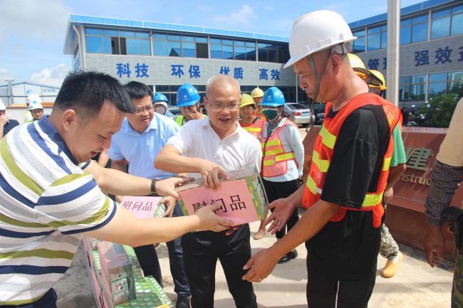 发放慰问品。。。。。。。。梁红玉 摄（修图）.jpg