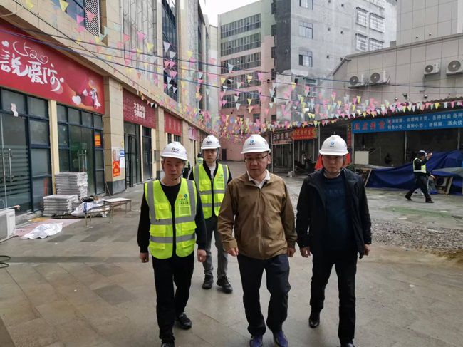 陆烜在巴马商贸中心调研指导。。。。。（修图）.jpg