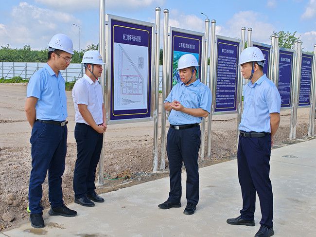 蓝海鹏在项目现场。。。。。。。江家兵摄（修图）.jpg