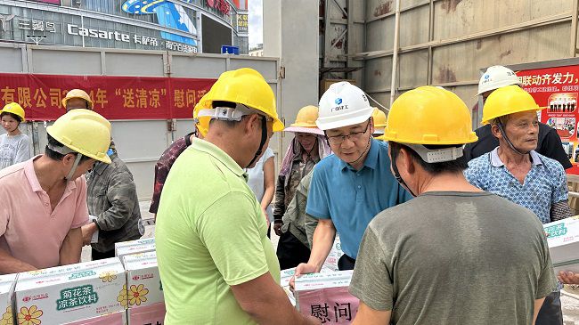 发放慰问品1。。。。。。。。容芝雅 摄（修图）.jpg