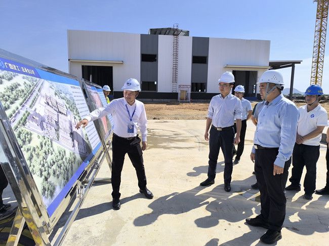 蓝海鹏在项目现场。。。。。。江家兵摄（修图） (1).jpg