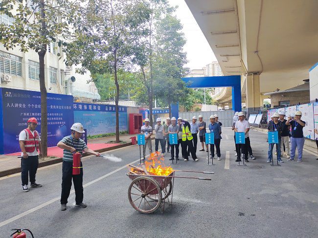 梅锦辉树模灭火器操作。。。。；；；；；票ι 摄（修图）.jpg