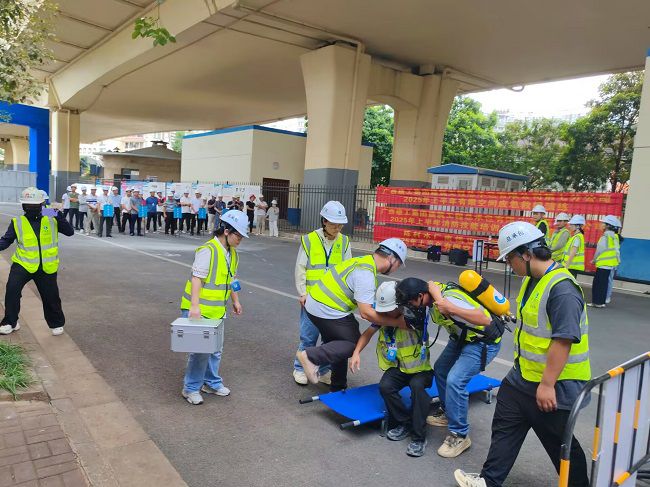 有限空间救援。。。。。。。。陆振官 摄（修图）.jpg